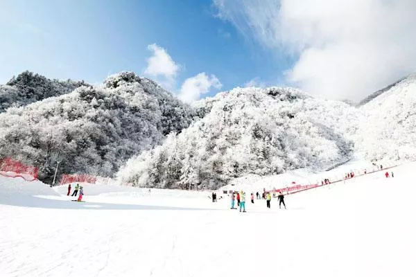 神農(nóng)架滑雪場(chǎng)有幾
個(gè) 神農(nóng)架滑雪場(chǎng)開放時(shí)間2021